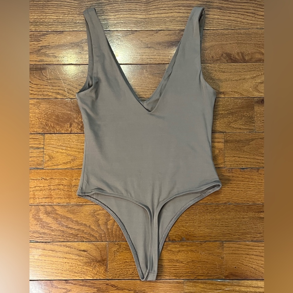 Babaton Aritzia Brown V Neck Cutout Bodysuit Women’s Size S Minimalist Stretch - Picture 2 of 7